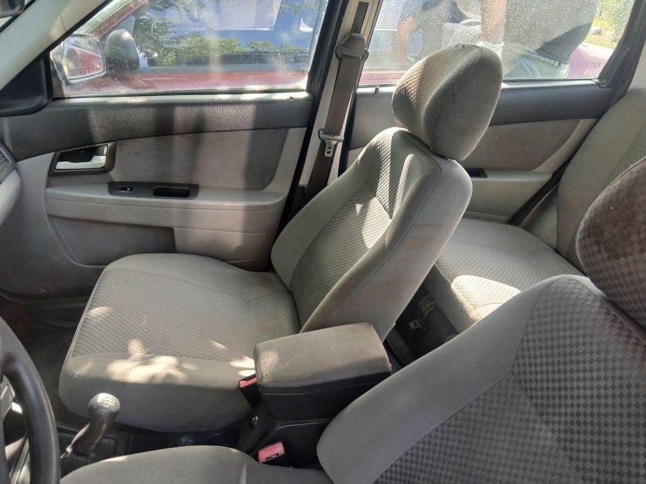 Салон: торпедо, карты, ручки пластик, сидения приора