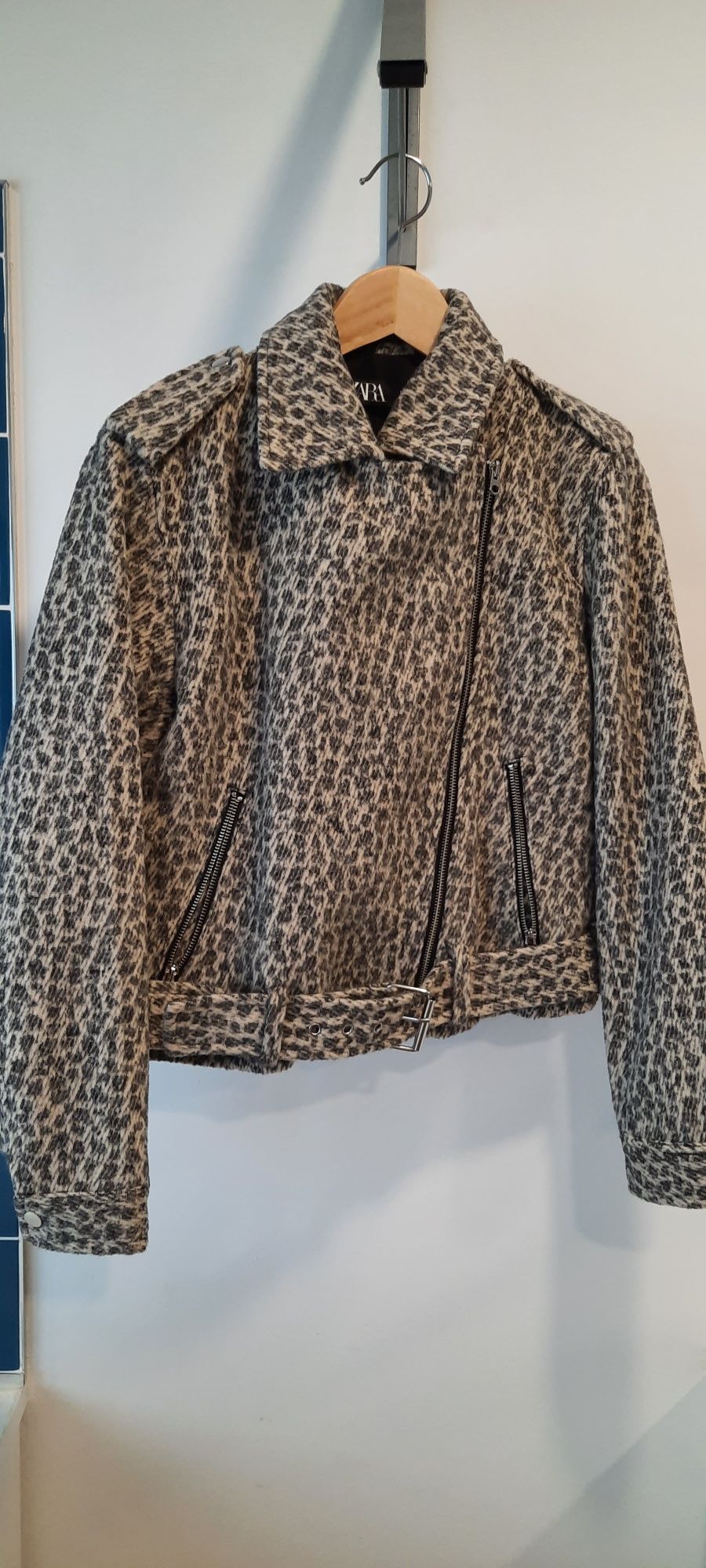 Blusão Zara com estampado animal print