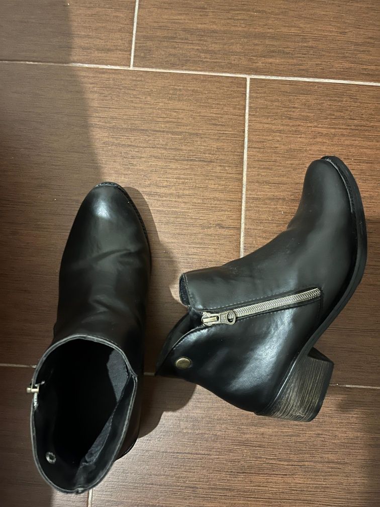 Botas senhora em pele quentinhas em ótimas condições usados