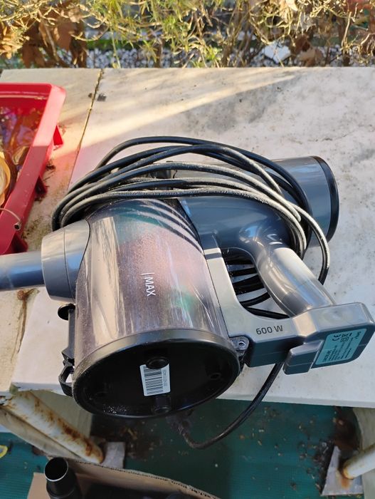 Aspirador vertical Cecotec com fio