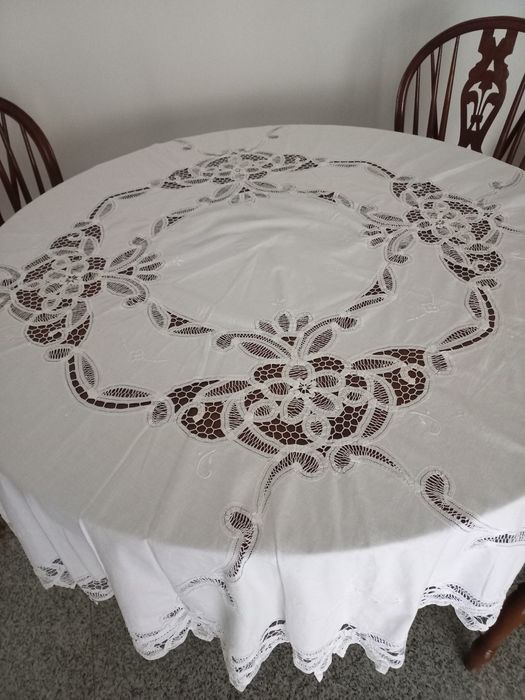 Toalha de mesa,redonda ,em linho e rendas brancas.