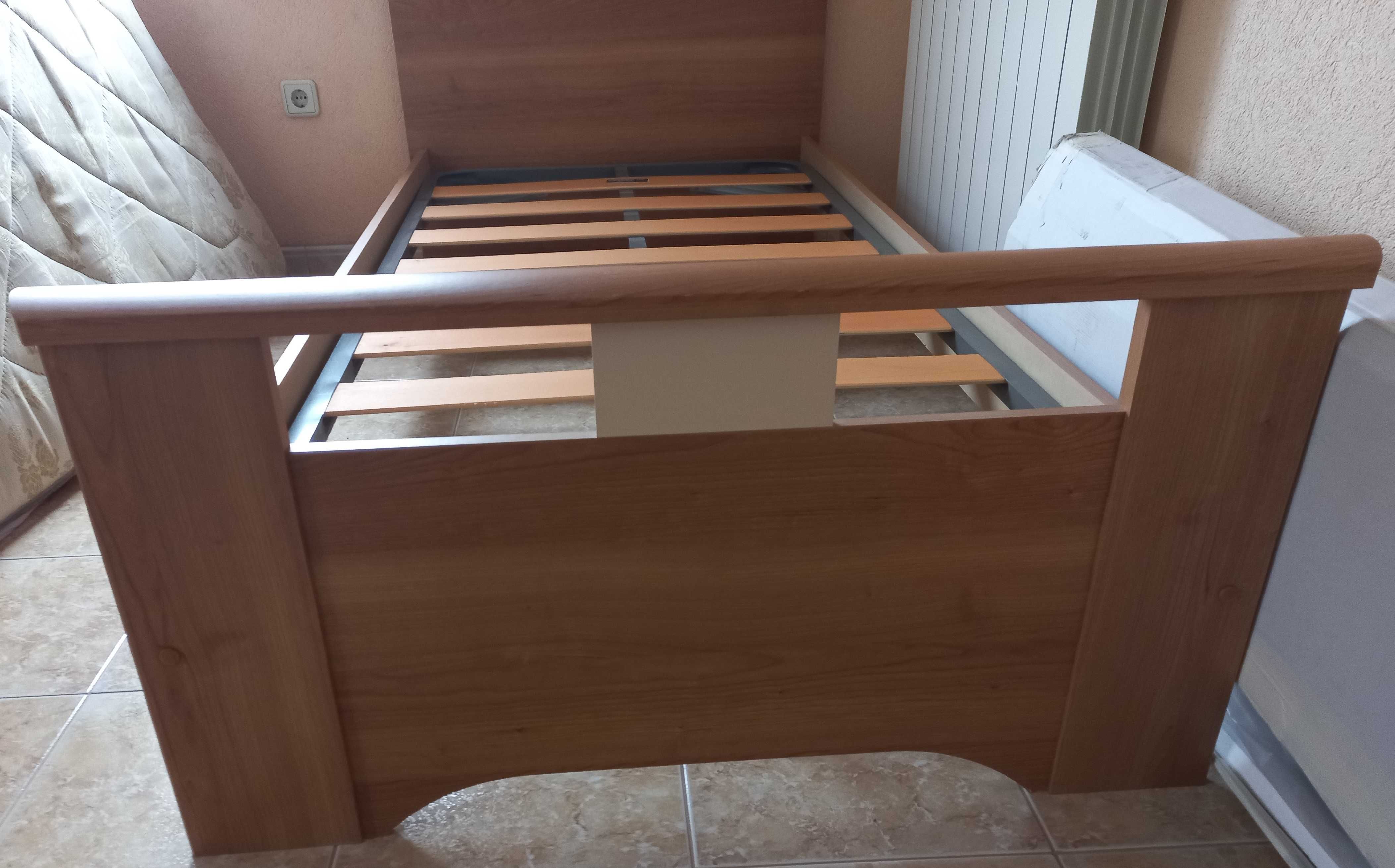 Cama para solteiro com estrado de ripas pouca usada e sem colchão