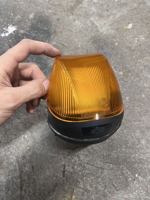Lampa sygnalizacyjna do bramy