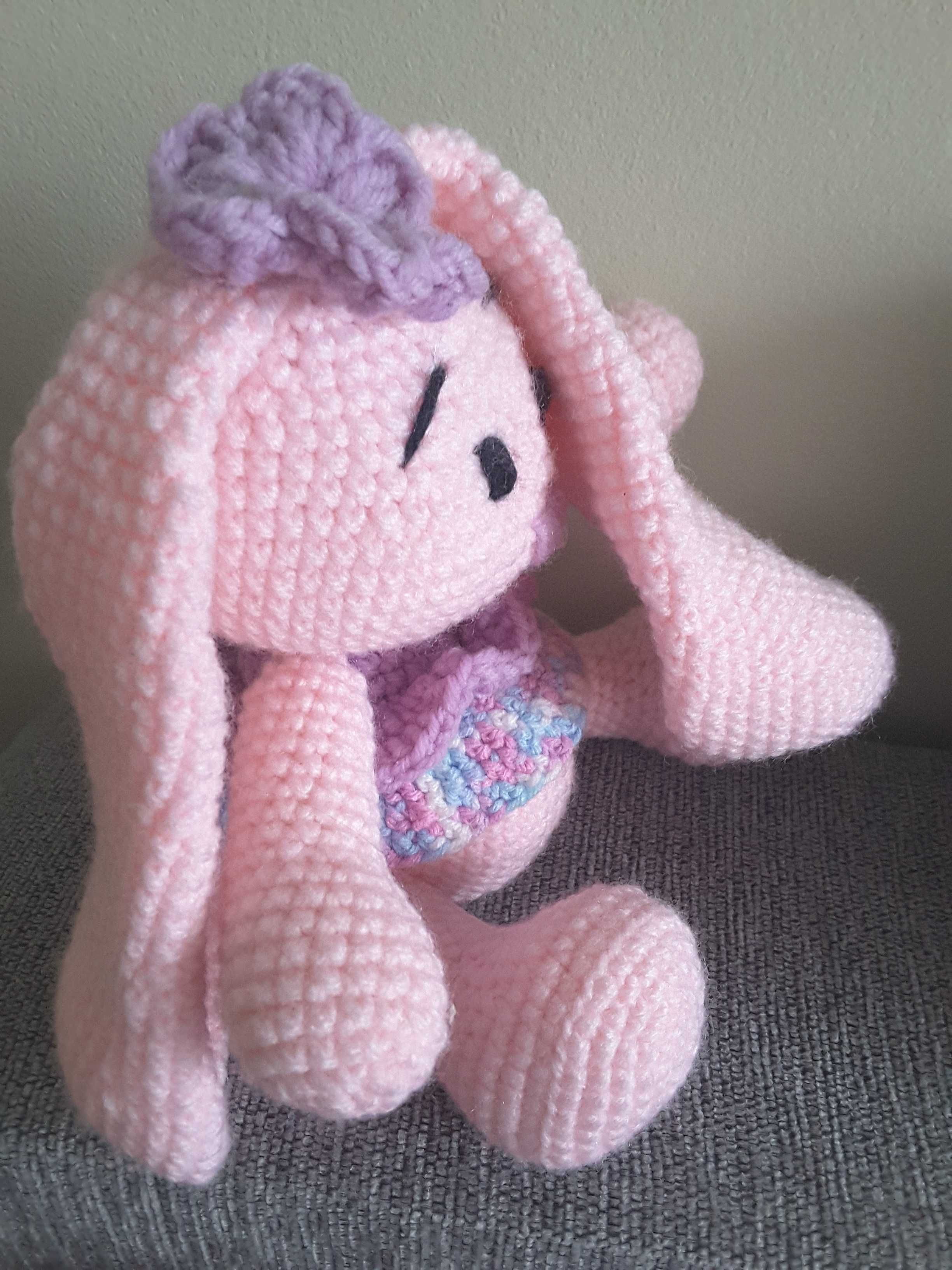 Różowy króliczek z kwiatkiem robiony na szydełku amigurumi