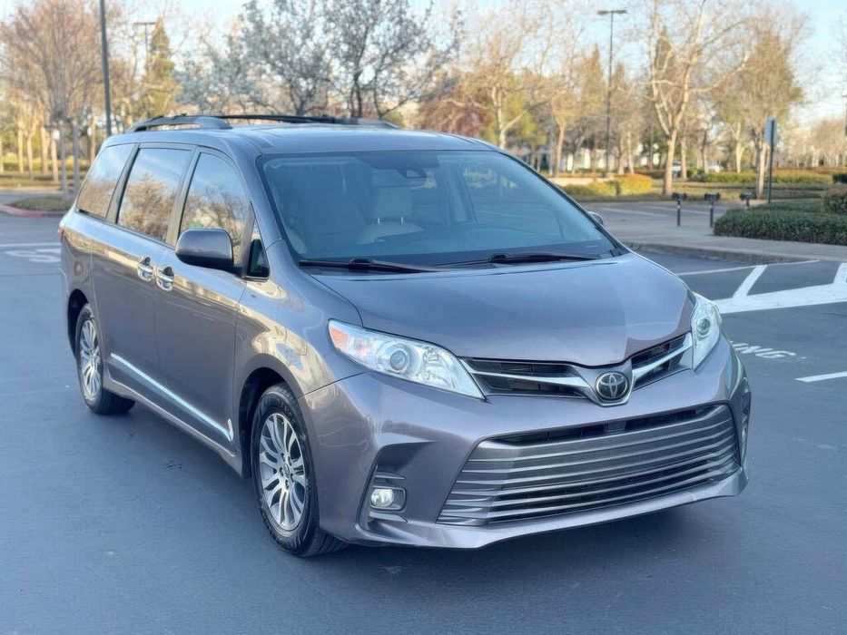 Toyota Sienna XLE 8-Passenger      2020