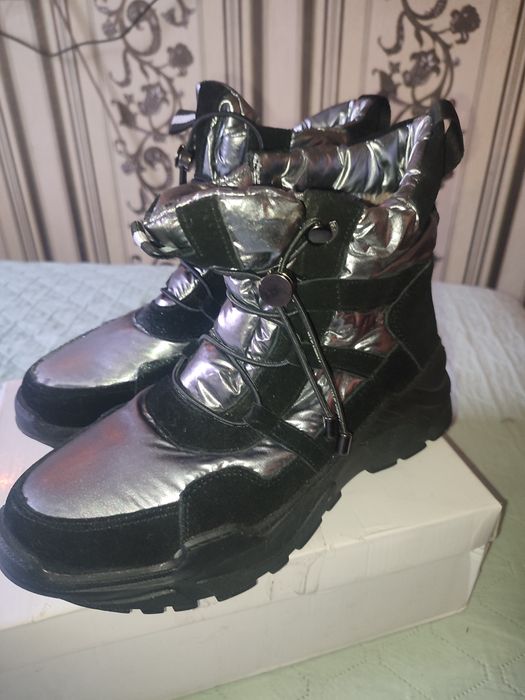 Продам женские зимние ботинки