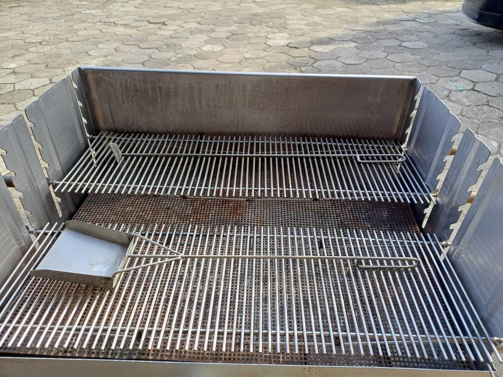 Duży grill węglowy