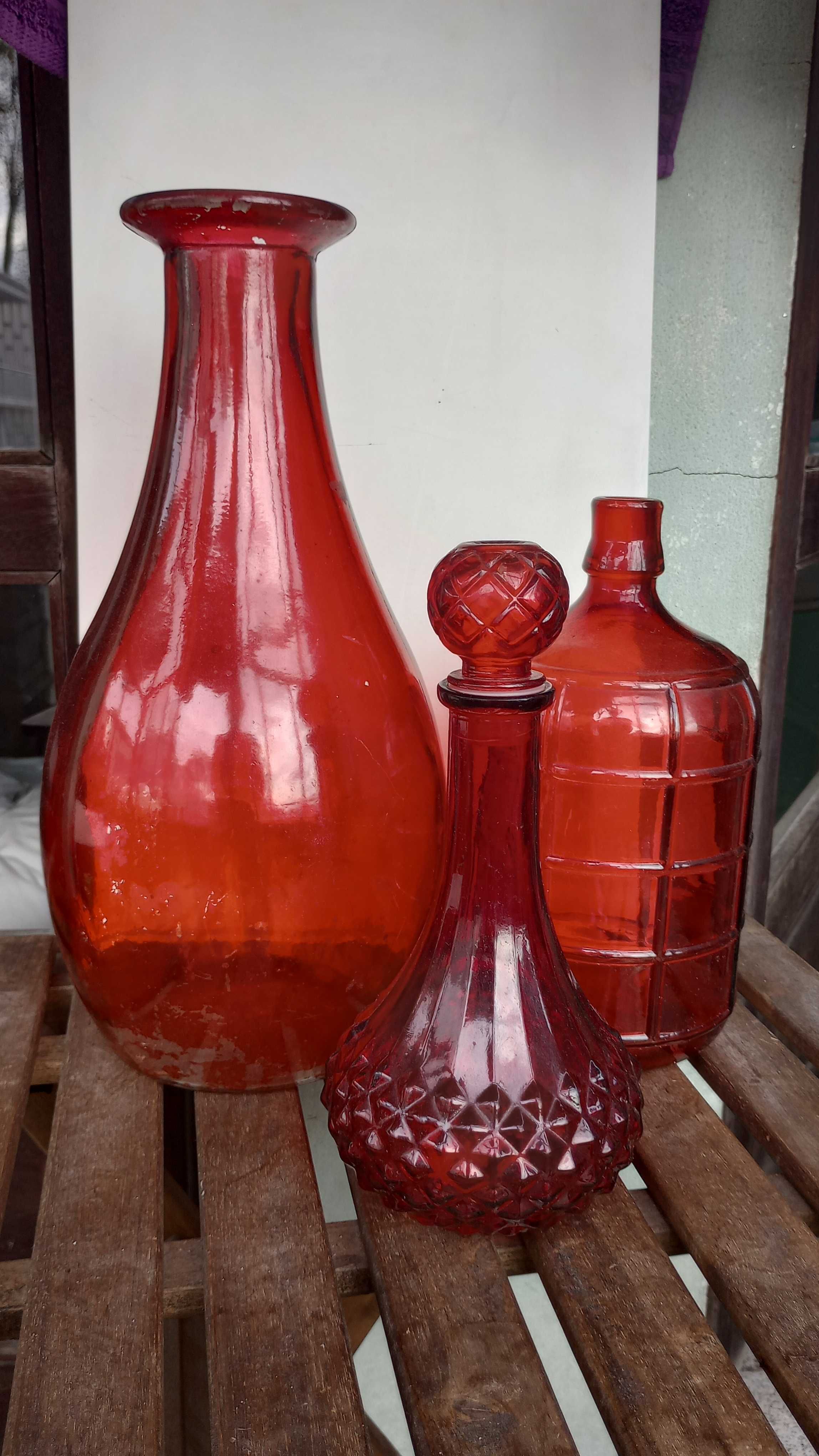 jarras altas de vidro pintado de vermelho