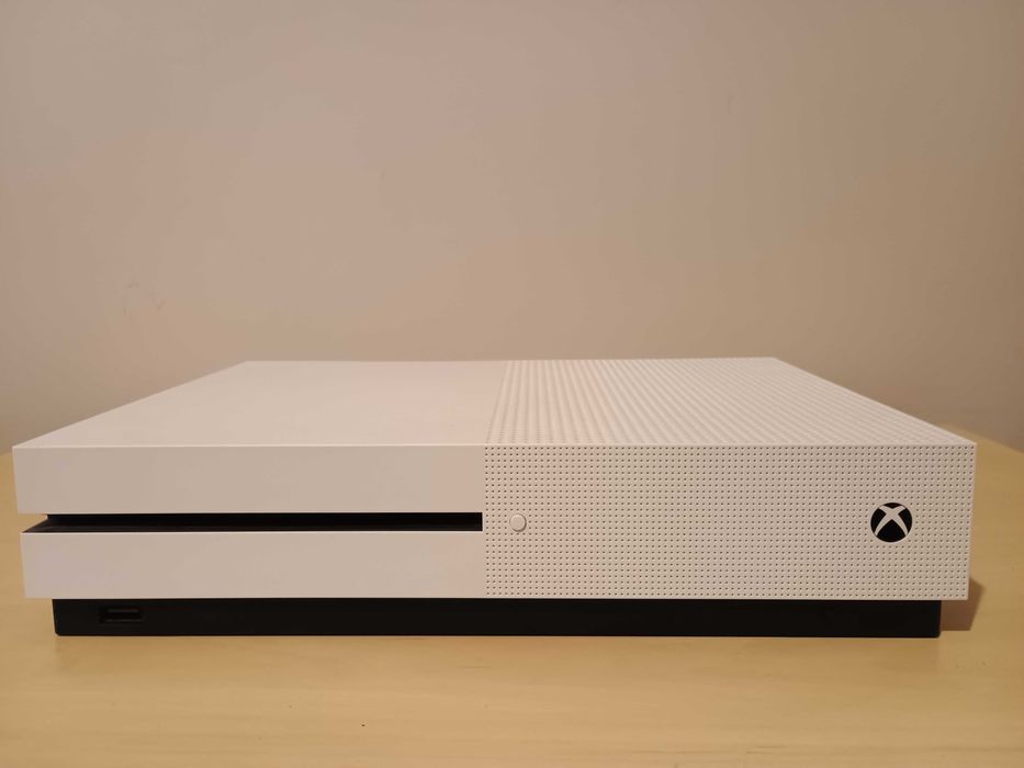 Xbox One S 500GB (oryginalne opakowanie) + 2 pady + kable + 4 gry
