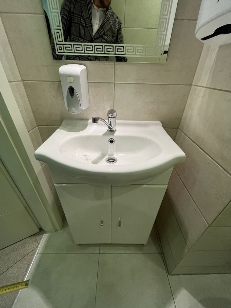 Umywalka z bateria i szafka