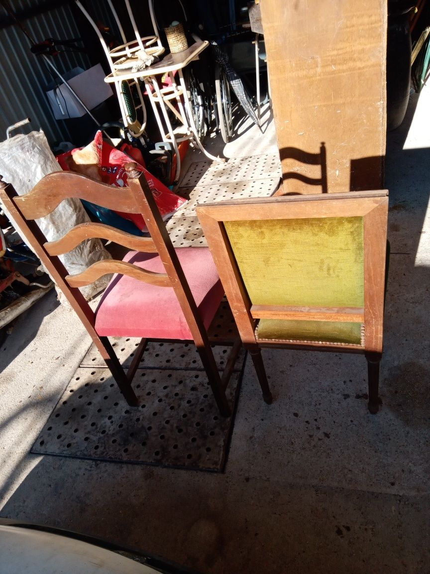 Cadeiras antigas e mesa tv