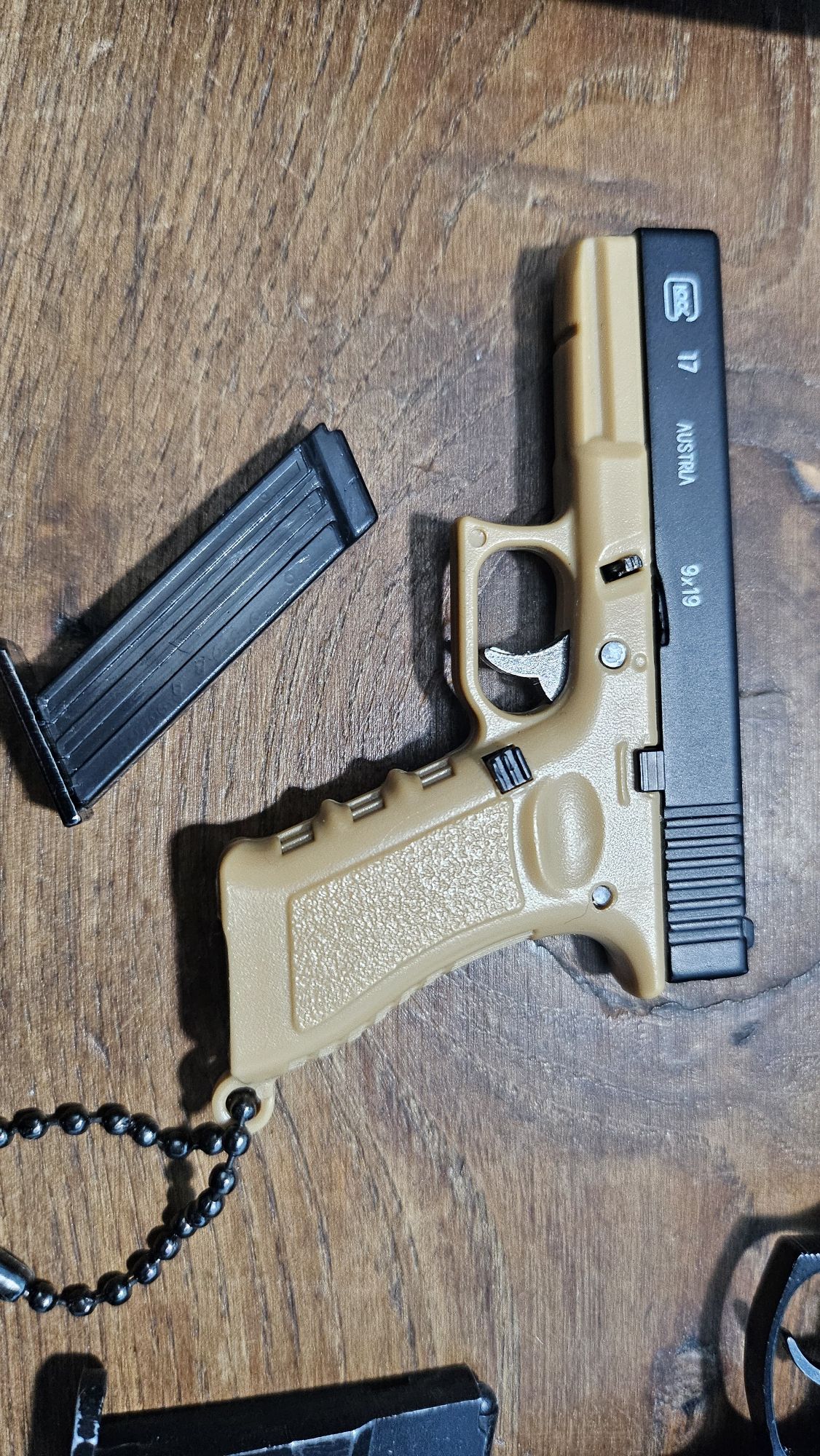 Escala 1:3  GLOCK 17/ Beretta M92  metal replica á real, não dispara