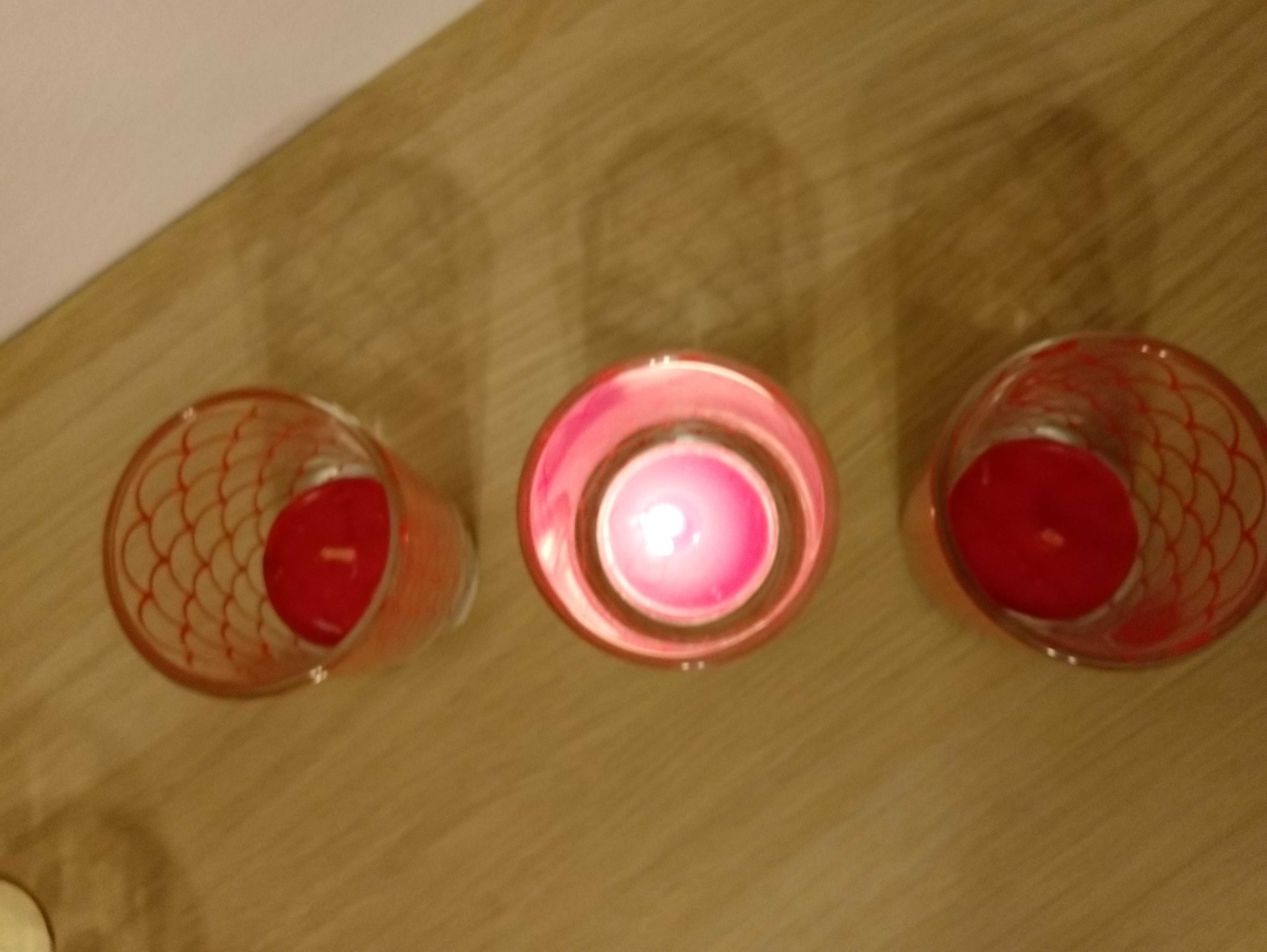 3 nastrojowe świeczniki z czerwonym wzorem wysokość  6,5 cm