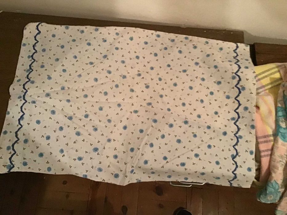 fronha de almofada com flores azuis