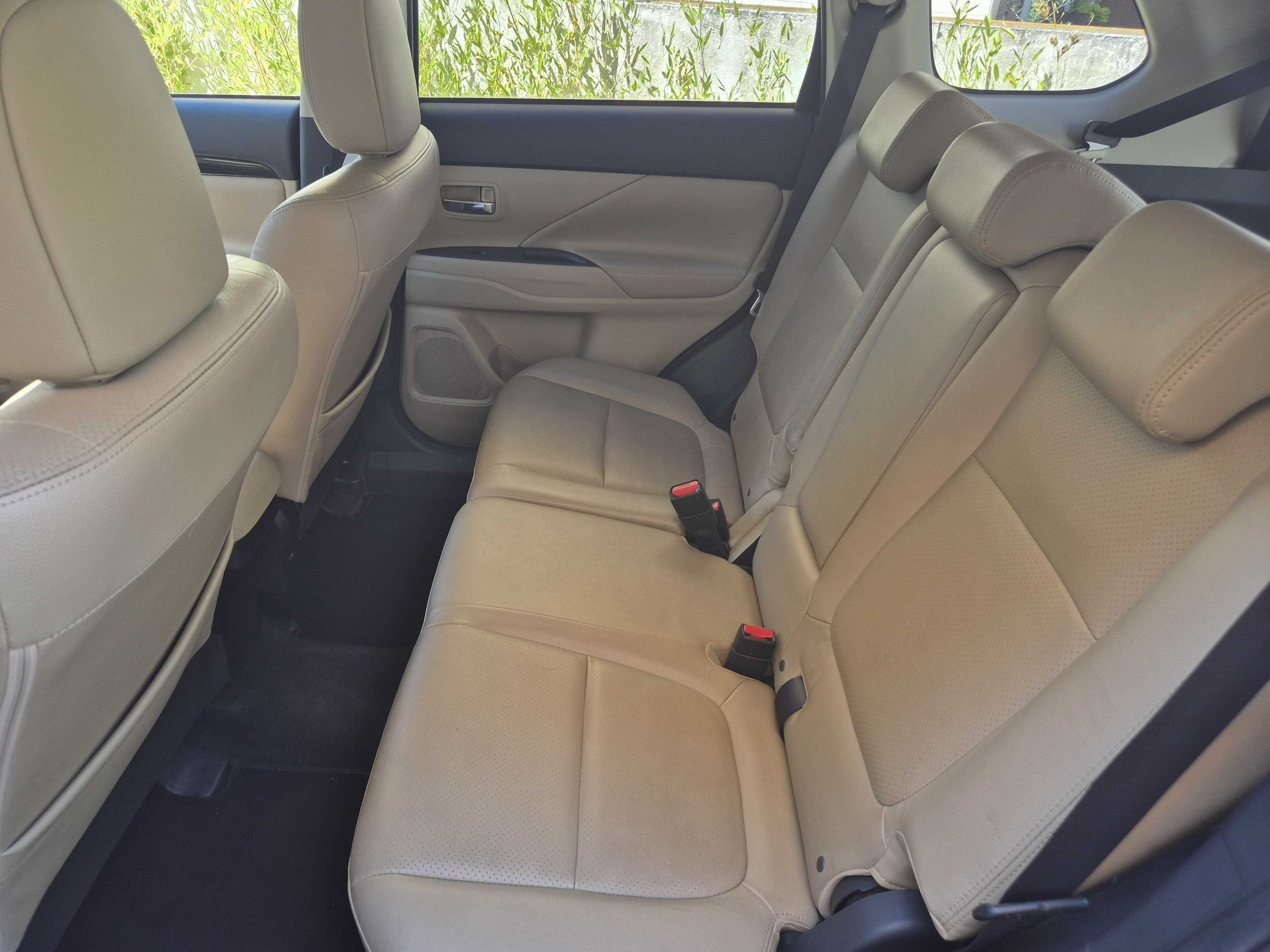Mitsubishi Outlander 2.2 DI-D 2WD Instyle Navi