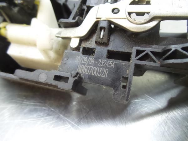 Puxador porta trás esquerdo RENAULT Megane III (BZ0_)