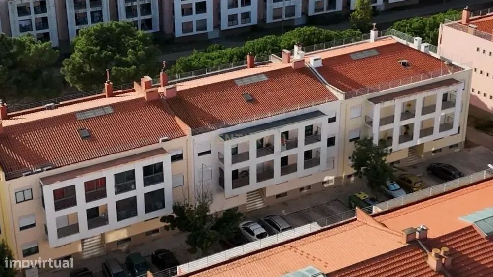 Apartamento T3 c/ Parqueamento e Arrecadação - Arrendamento