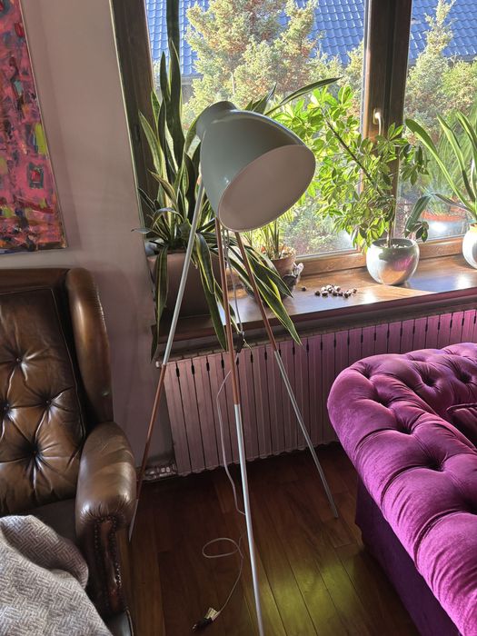 Mietowa lampa stojaca na trojnogu retro duzy klosz