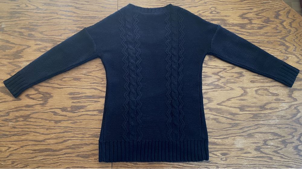 Czarny sweter ze wzorem