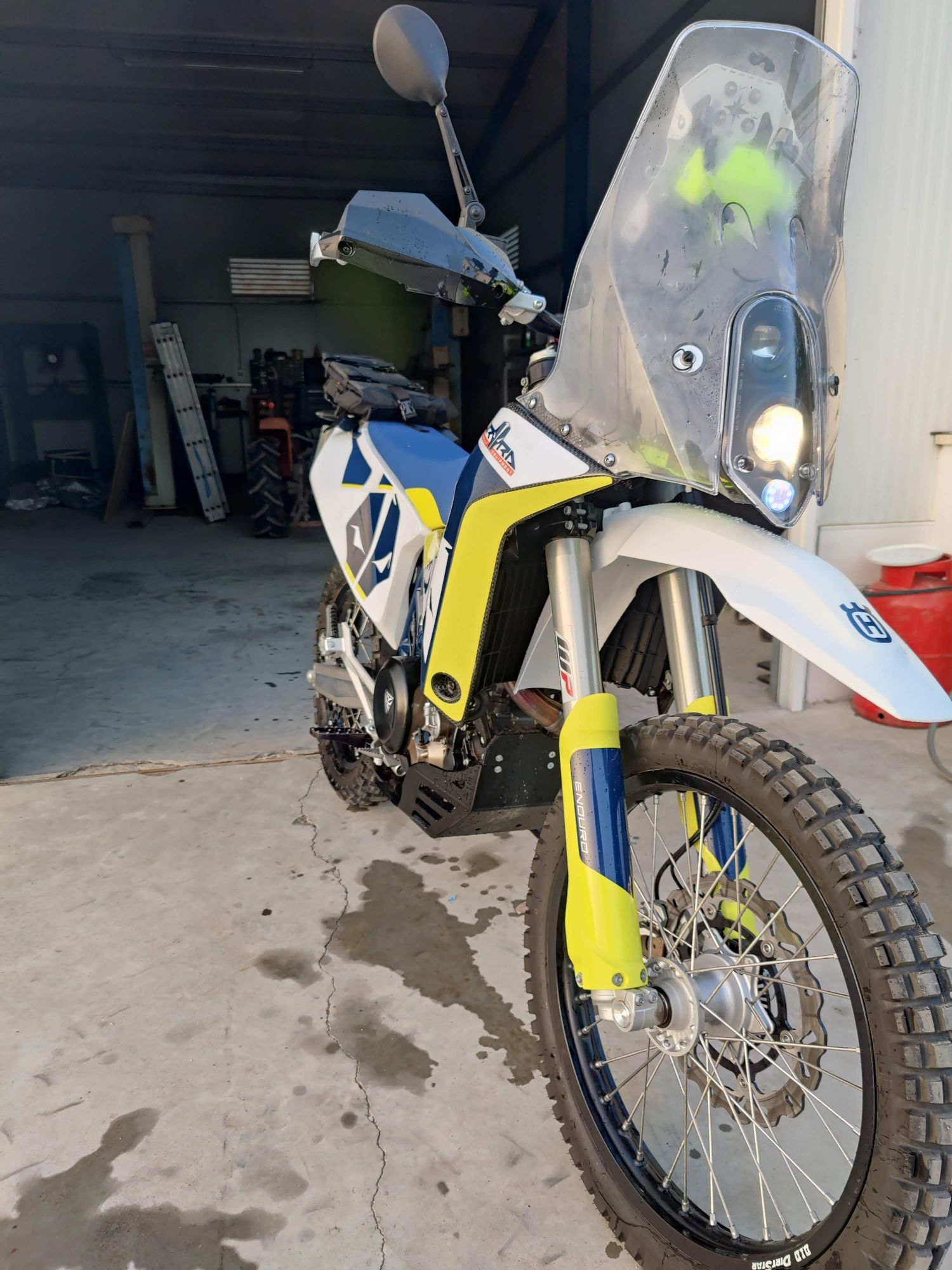 Husqvarna 701 Rally kit Aurora muito equipada