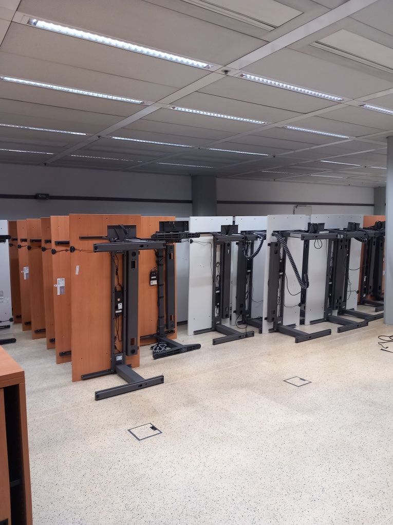 Biurko elektryczne z elektrycznie regulowanym blatem