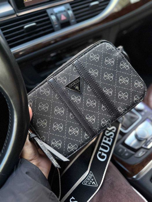 Стильна крос-боді Guess — компактна та елегантна
