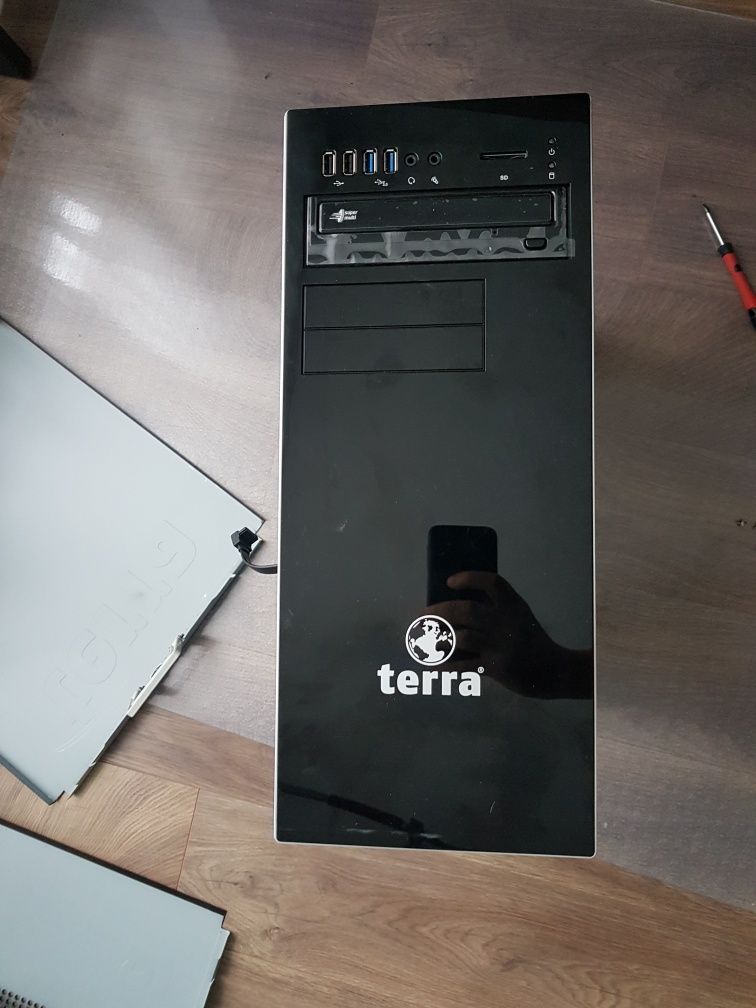 Системний блок з terra разом з блоком живження та dvd привід