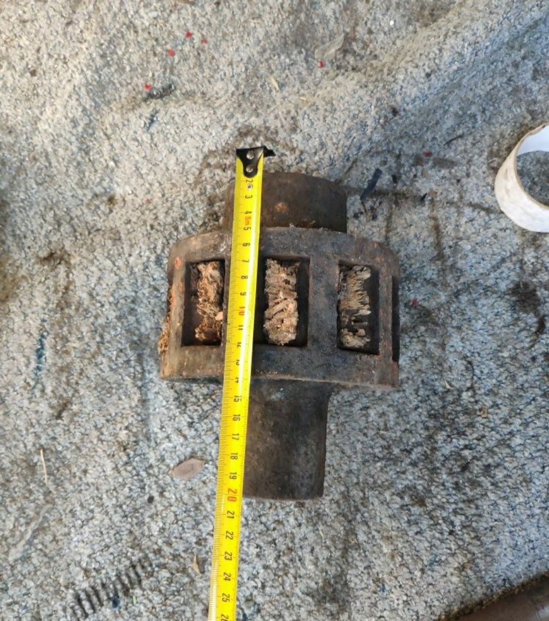 Stara zabytkowa piasta od wozu drabiniastego metalowa