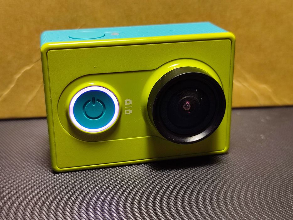 Продам екшен камеру yi action camera