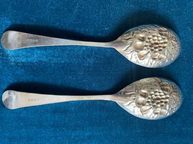 2 "Berry Fruit Serving Spoons" Victoriana - Sec 19