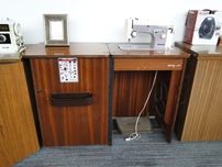 Móvel com máquina de costura Marca Necchi 267