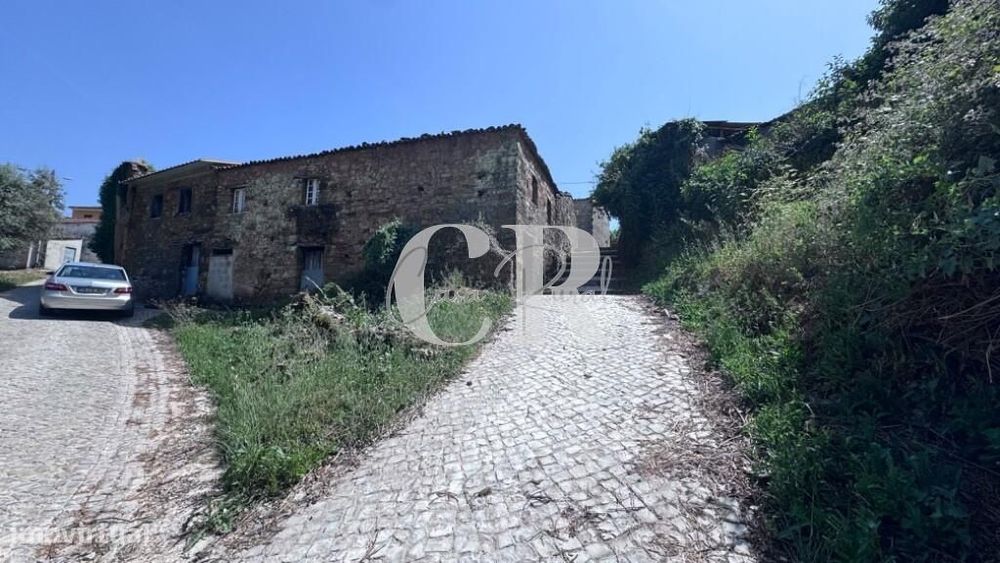 Imóvel em pedra, com projeto de renovação
