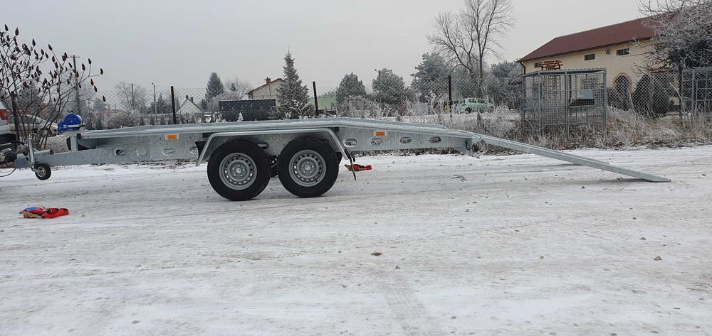 autolaweta Laweta przyczepa wynajem 2700dmc przewóz aut holowanie