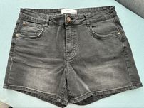 Krotkie spodenki jeansowe