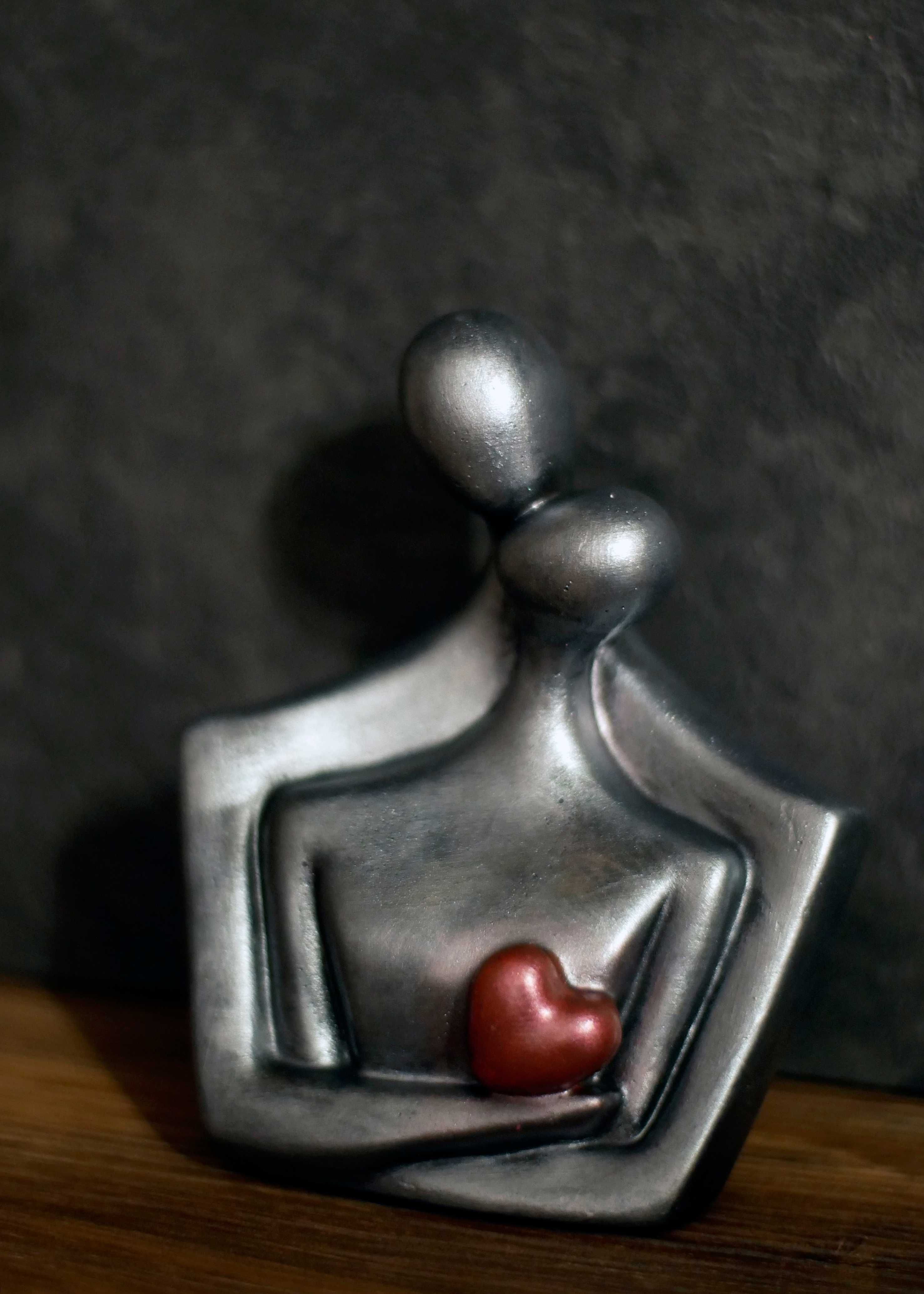 Rzeźba z gipsu, Para Zakochanych, srebrna, wys. 11,8 cm