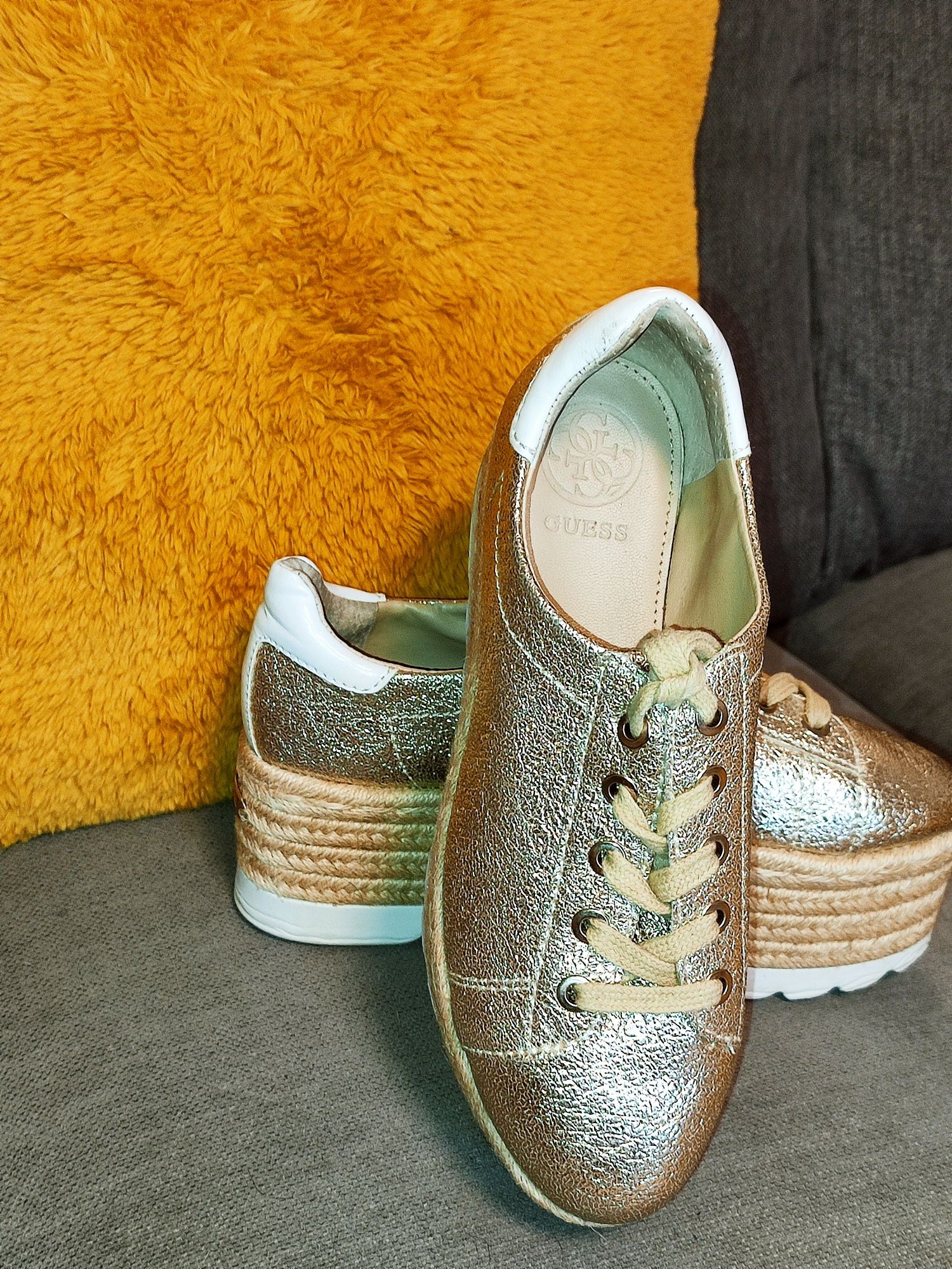 Guess nowe espadryle na koturnie zlote