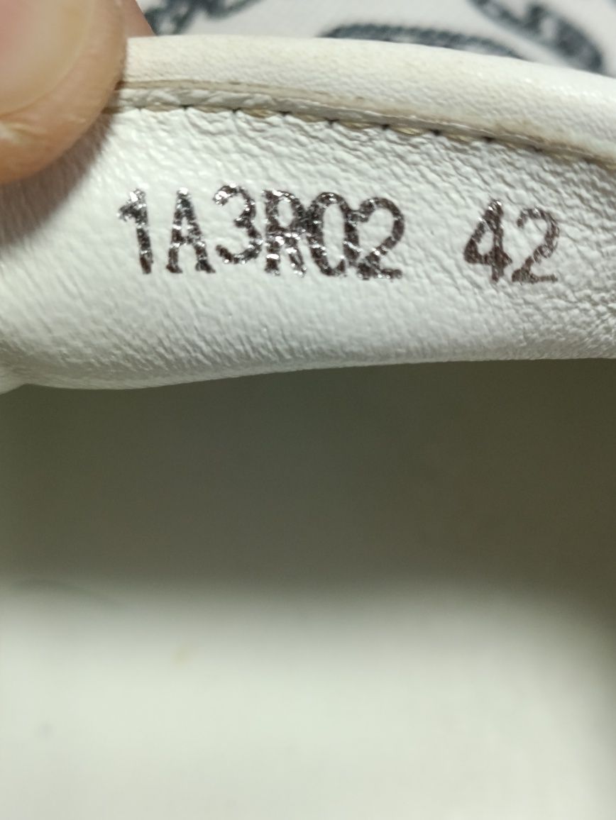 LOUIS VUITTON сліпони чоловічі 42 розмір устілка 27см
LOUIS VUITTON ME