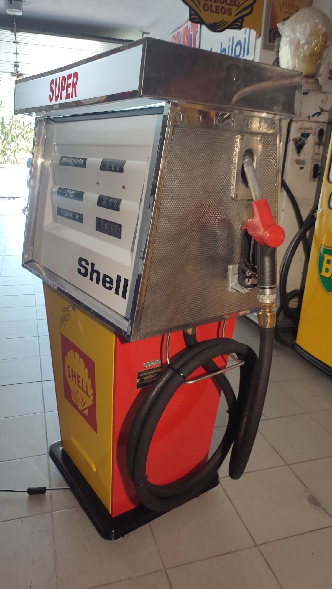Bomba de gasolina bar Shell