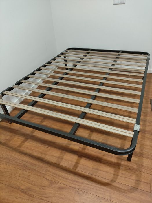 Estrado com pés para cama