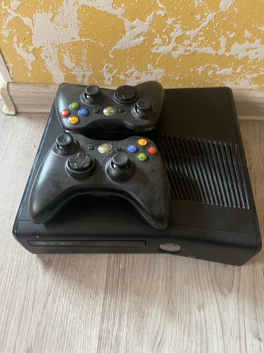 Xbox 360 Slim (500 ГБ) + 2 джойстики