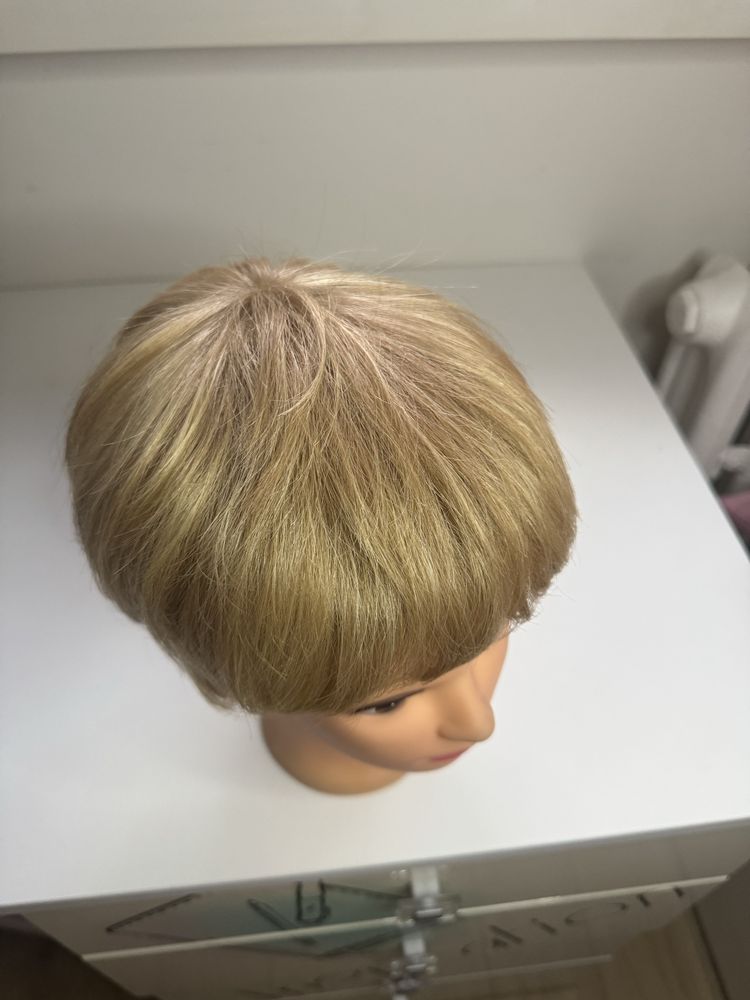 Peruka jasny blond krótka firma Rokoko