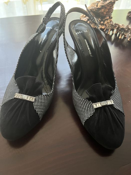 Босоніжки із відкритою пʼятою.