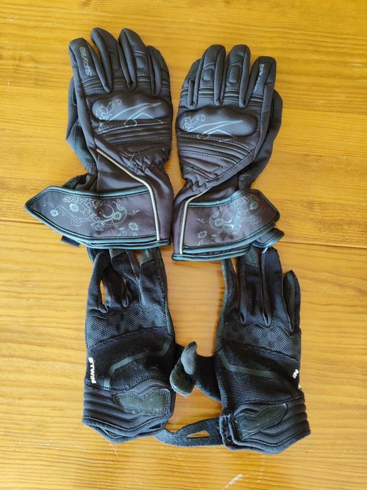 Dois pares de luvas de motociclista