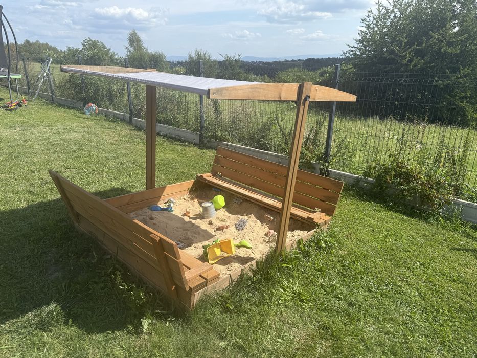 Piaskownica z ławkami i daszkiem
