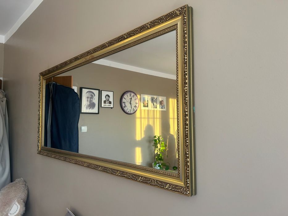 Lustro w złotej ramie