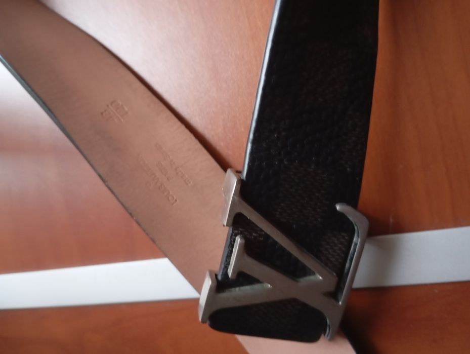 Мужской ремень Louis Vuitton
Пряжка в виде инициалов LV
Канва Damier и