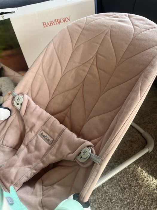 Leżaczek dziecięcy Babybjorn Bliss różowy Tiny Love łuk magiczna krain