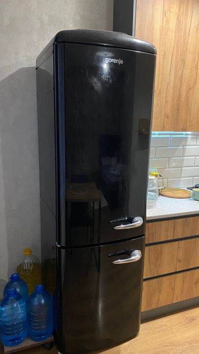 Холодильник чорний