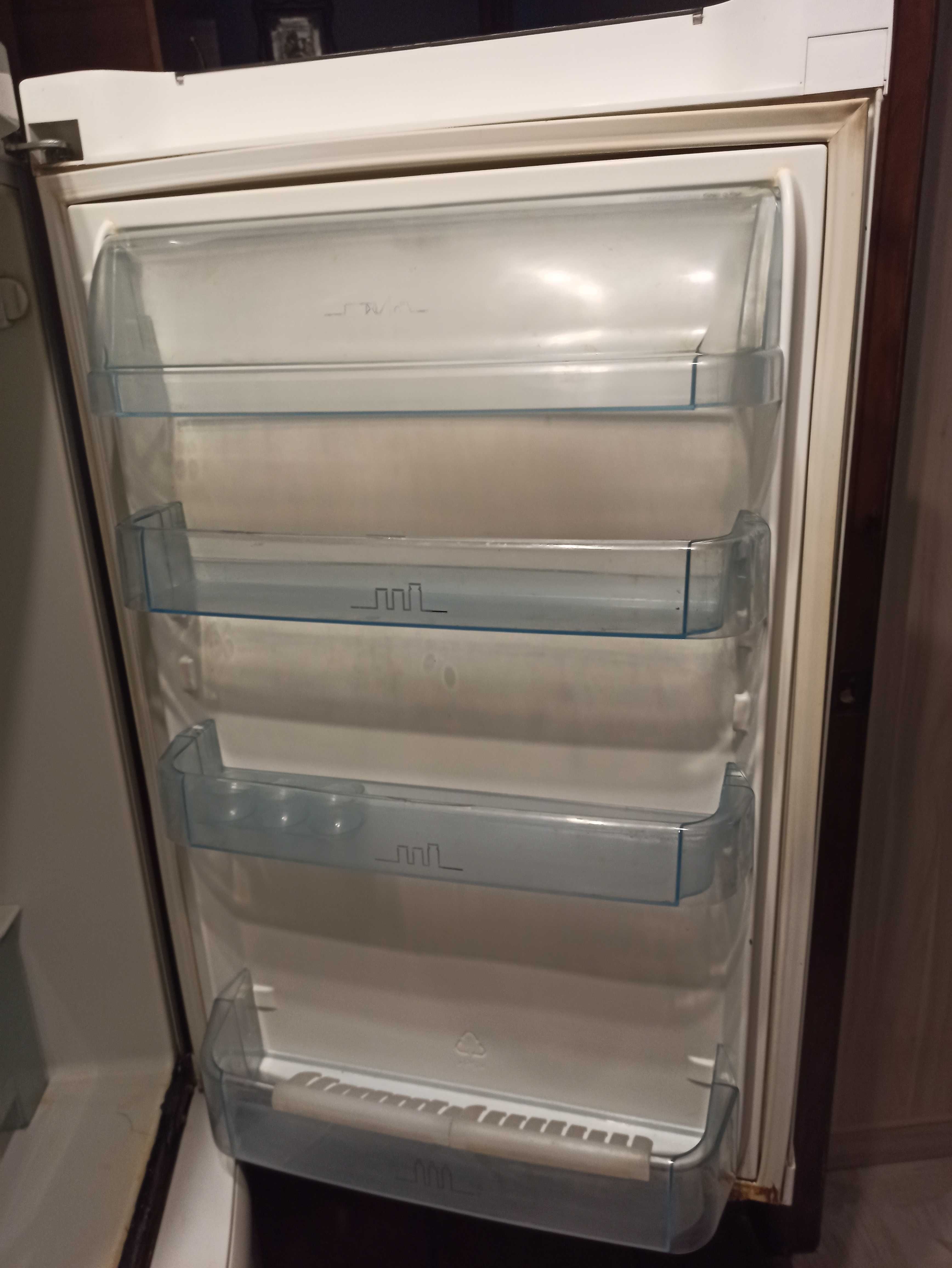 Холодильник Elektrolux ERB 29003 W8 на запчасти