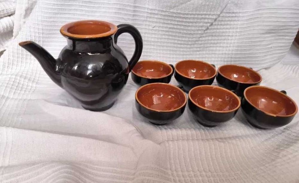 Gliniane ceramiczne filiżanki i dzbanek vintage